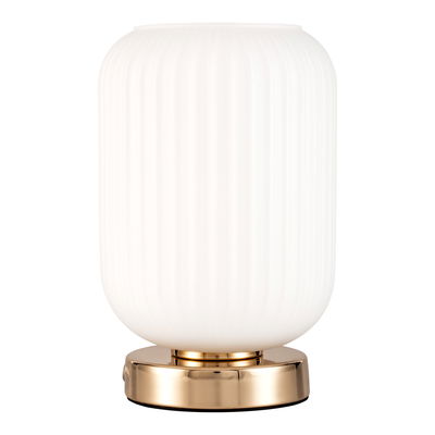 Moderne bordlampe med hvid ribbet glas og guldfarvet metalfod til elegant belysning