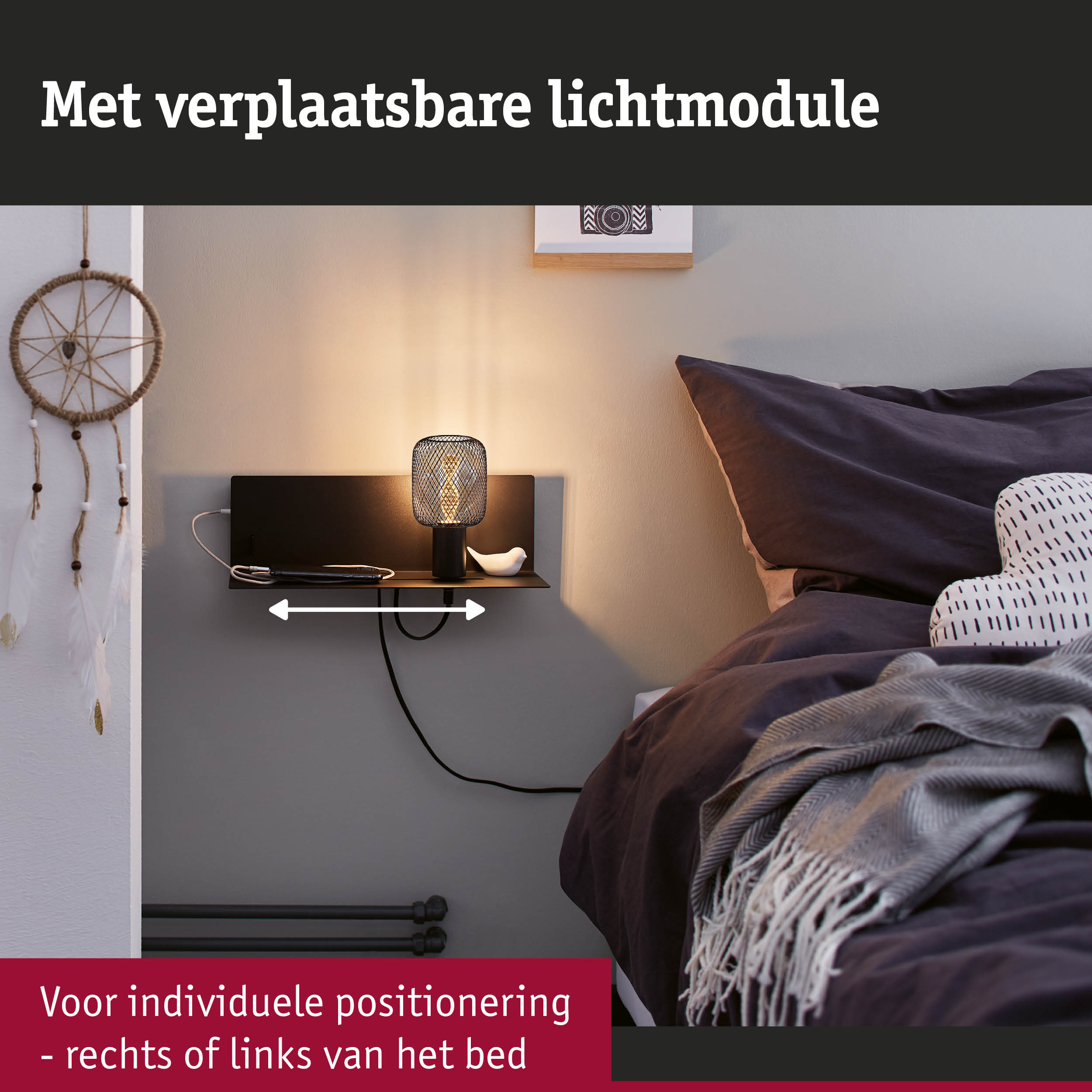 Zwarte metalen tafellamp met gaas kap op zwart wandplankje naast bed met donkere beddengoed