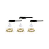 Drei goldfarbene Einbaustrahler mit GU10 LED-Lampen und schwarzen Anschlusskabeln für Wohnraumbeleuchtung