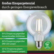 Energiesparpotenzial einer LED-Glühbirne mit klarem Glas und silberner Fassung im Vergleich zu herkömmlichen Lampen