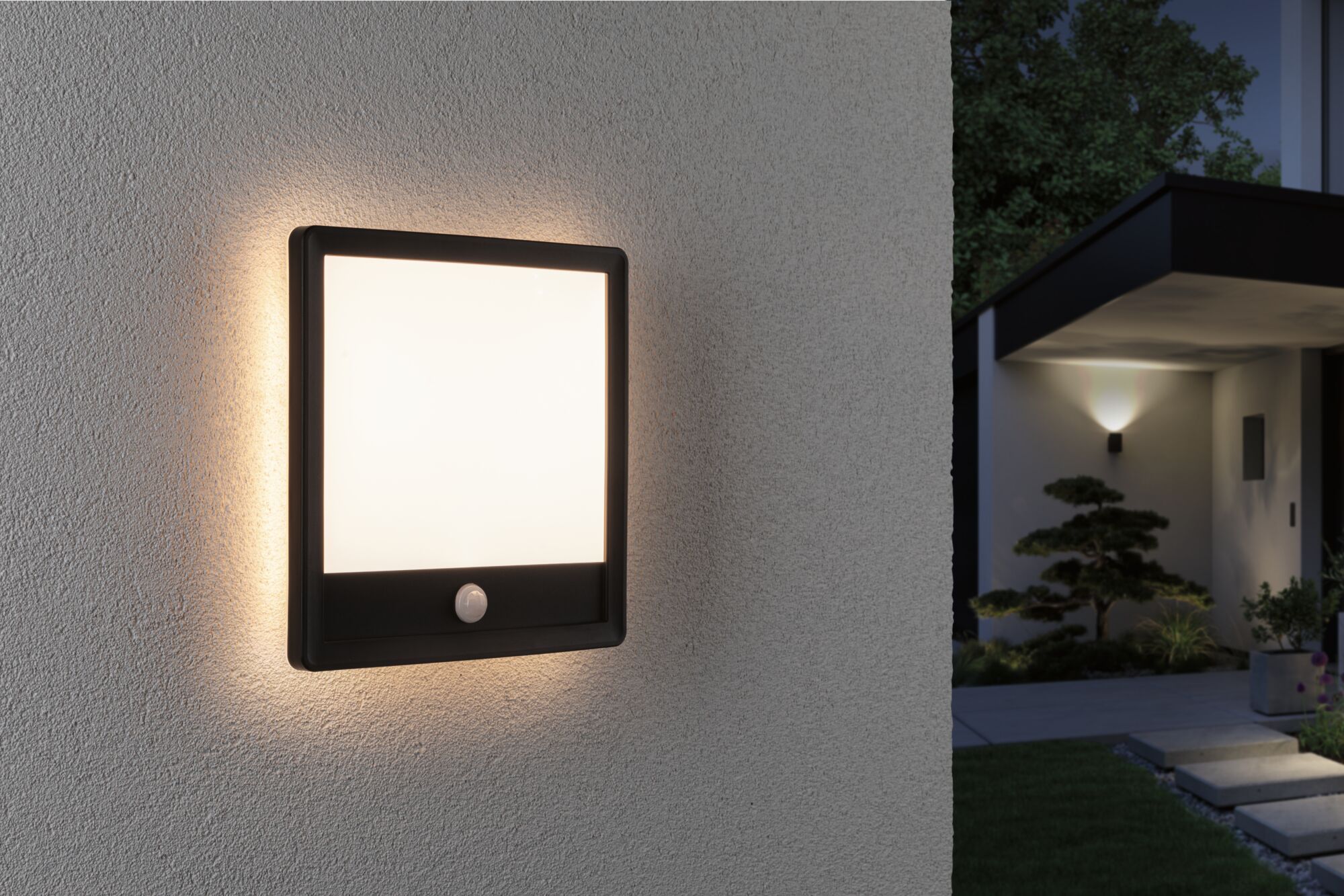 Quadratische Außenwandleuchte in Schwarz mit Bewegungsmelder und warmweißem Licht für Hausfassaden.