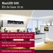 Kit d'éclairage LED MaxLED 500 10 m dans une cuisine moderne avec meubles blancs et sol en bois