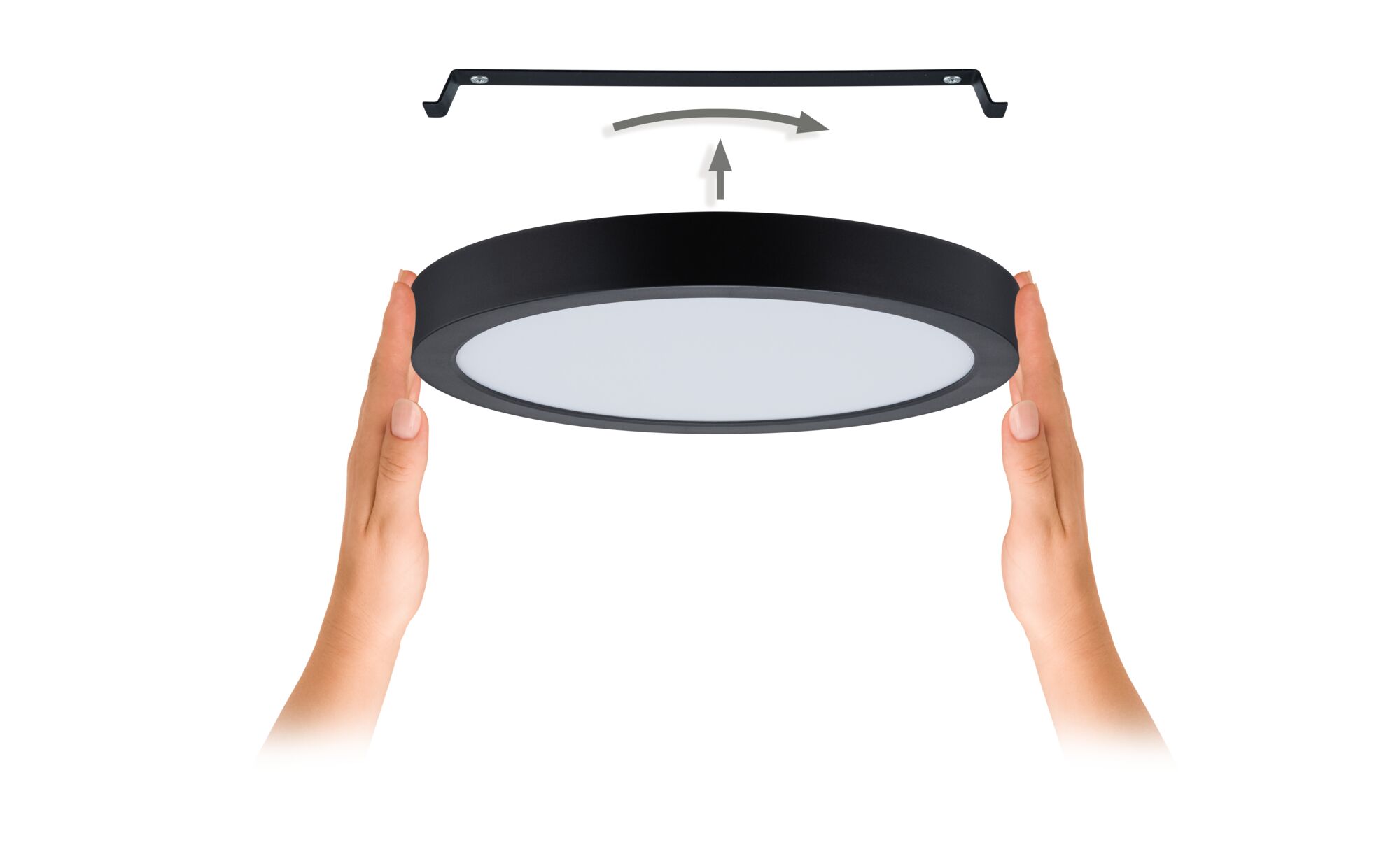 Plafonnier LED rond noir avec diffuseur blanc et support de montage, démonstration d'installation