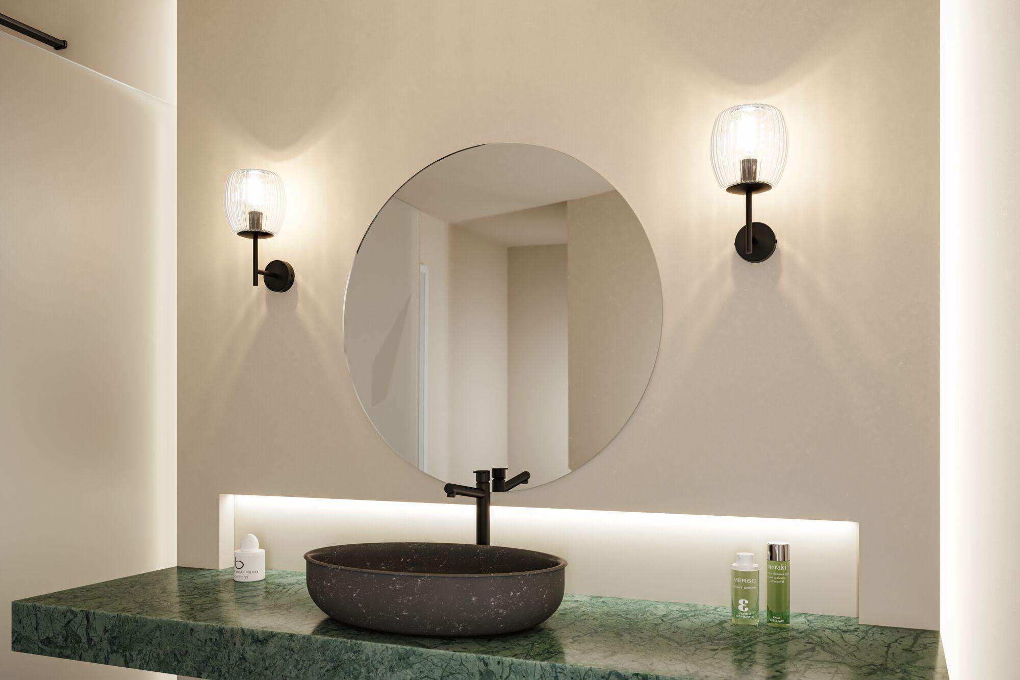 Miroir rond de salle de bain avec appliques murales noires et plan de travail en marbre vert avec vasque noire