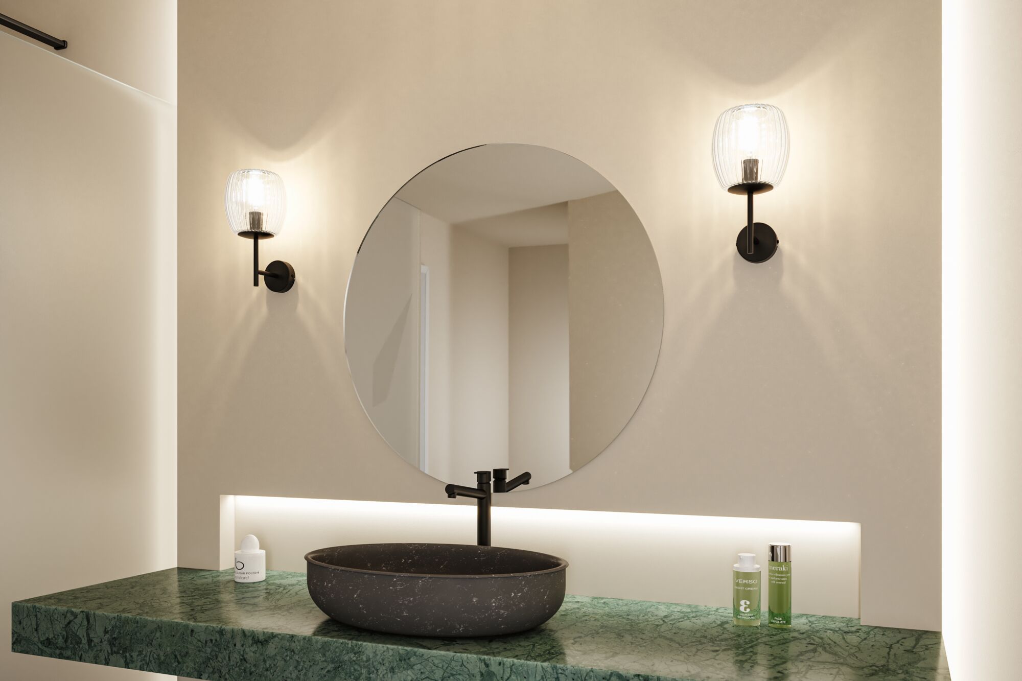 Miroir rond de salle de bain avec appliques murales noires et plan de travail en marbre vert avec vasque noire