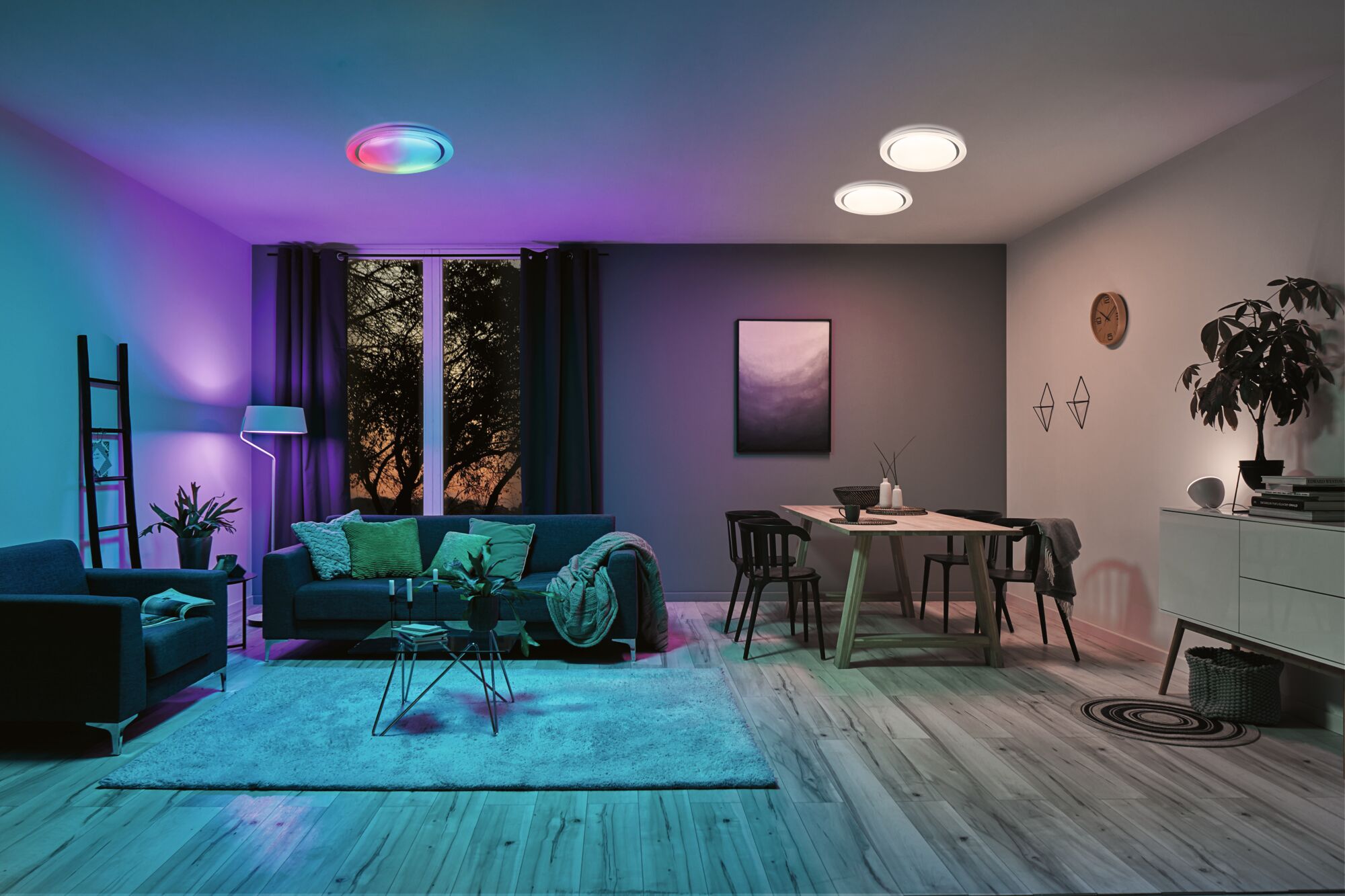 Salon moderne avec plafonniers LED blancs à changement de couleur RGB, canapé et table à manger en bois.