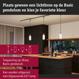 Moderne keuken met drie witte glazen en metalen Basic pendelverlichting boven houten eiland