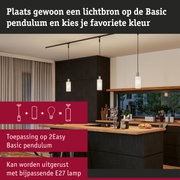 Moderne glazen en metalen hanglampen in keuken met houten werkblad en zwarte kasten