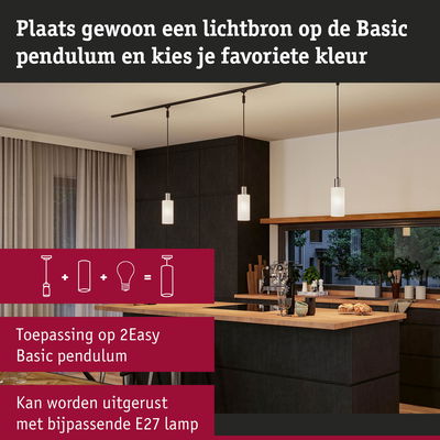 Moderne keuken met drie witte glazen en metalen Basic pendelverlichting boven houten eiland