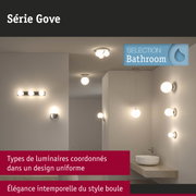 Différents luminaires blancs de salle de bain style boule sur mur et plafond dans salle moderne