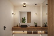 Modernes Badezimmer mit Holzwaschtisch, schwarzem Waschbecken und stilvollen Glas-Wandleuchten.