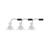 Tre hvide LED-indbygningsspots med sort kabel til moderne loftbelysning