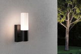 Applique murale extérieure moderne en métal noir avec verre blanc, idéale pour l’éclairage de jardin.