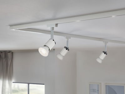 Hvide LED-skinne spots med krom detaljer monteret i loft til moderne belysning