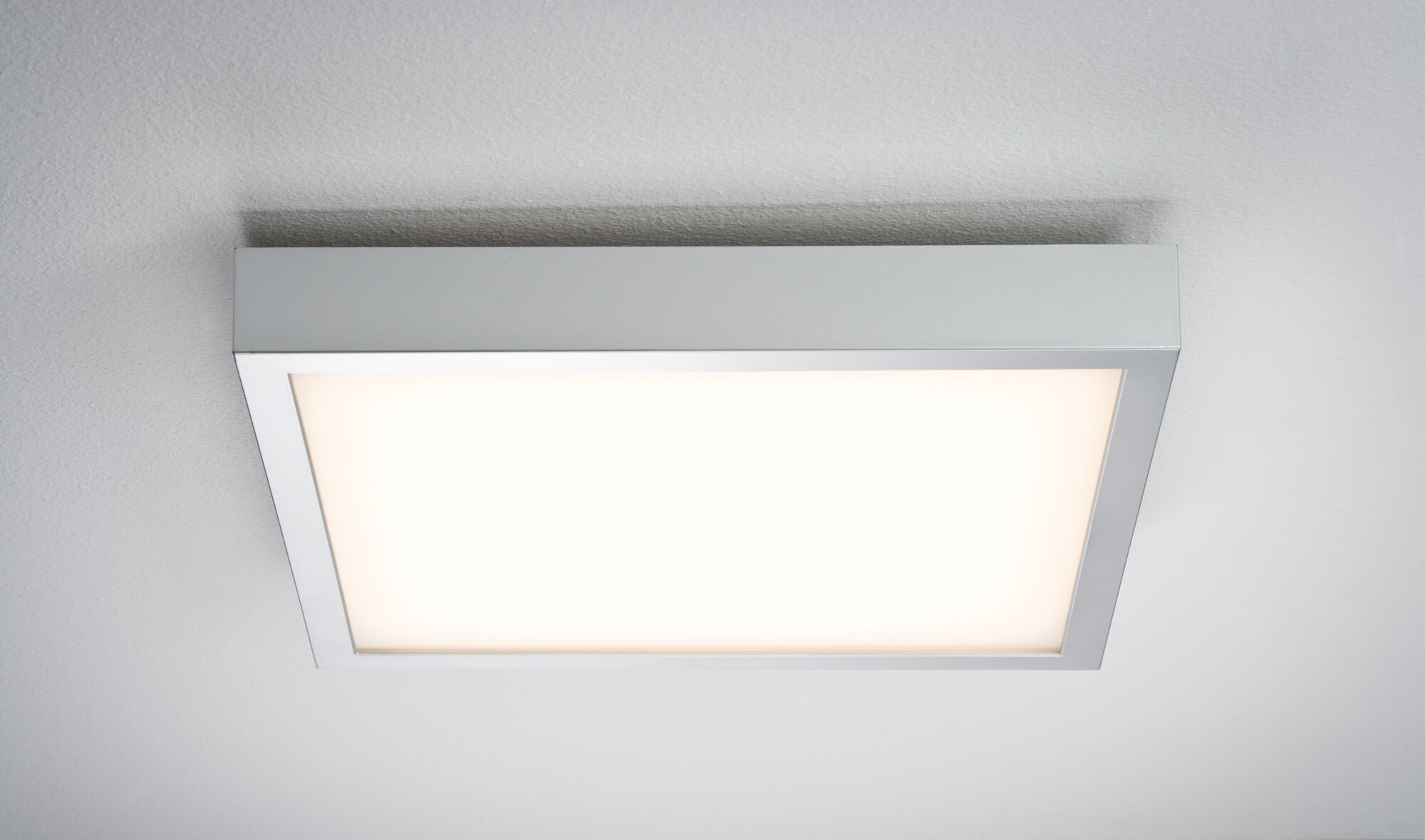 Quadratische Deckenleuchte mit Aluminiumrahmen und warmweißem LED-Licht für moderne Innenräume
