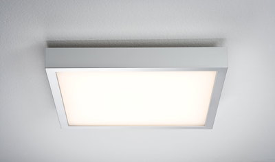 Quadratische Deckenleuchte mit Aluminiumrahmen und warmweißem LED-Licht für moderne Innenräume