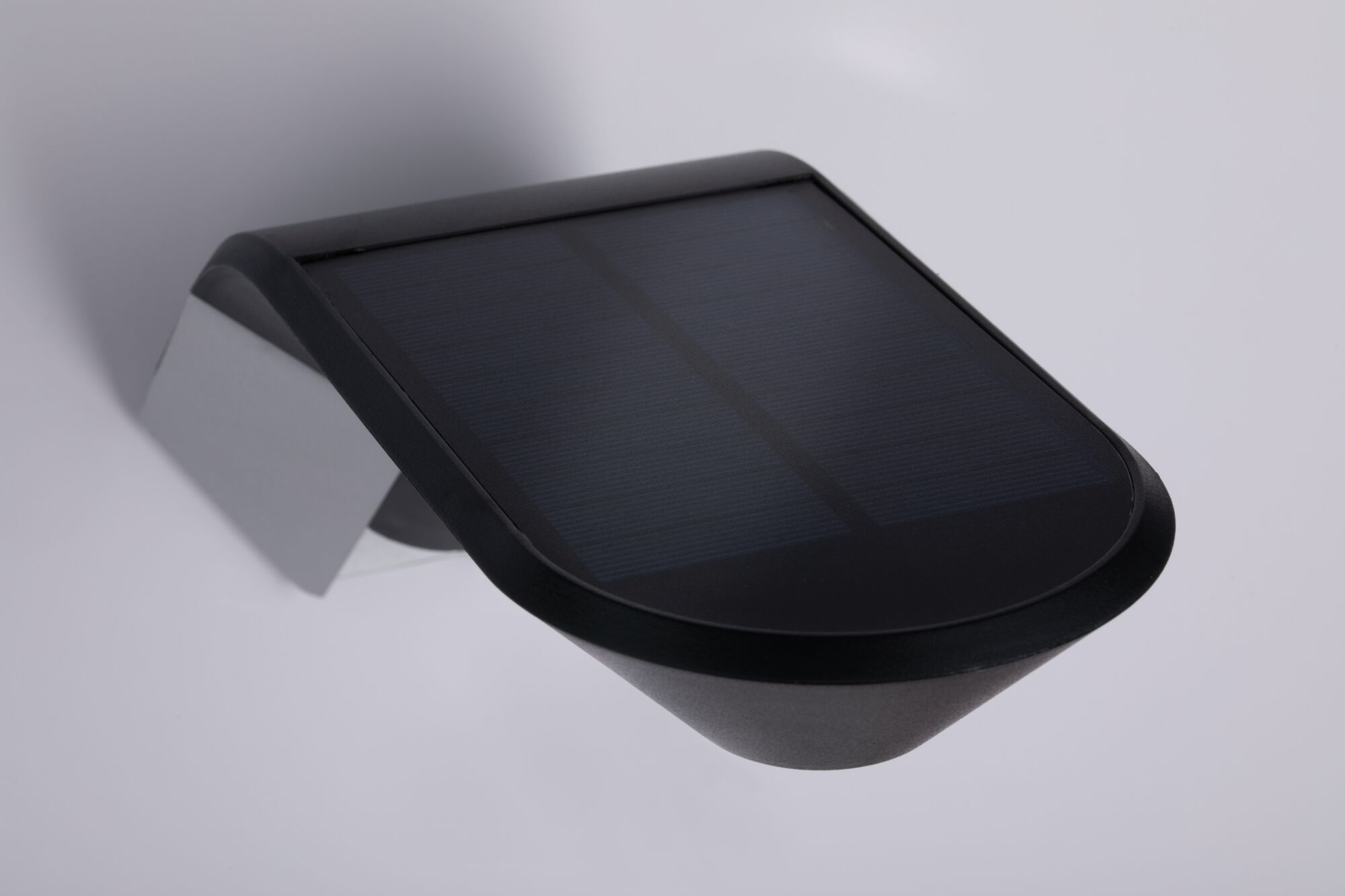 Schwarzes Solarlicht mit Kunststoffgehäuse und Solarpanel für energiesparende Außenbeleuchtung