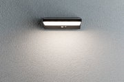 Schwarze LED-Wandleuchte mit Bewegungsmelder an grauer Wand für Außenbeleuchtung und Sicherheit