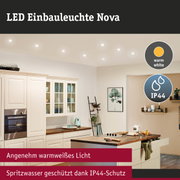 LED Einbauleuchte Nova mit warmweißem Licht und IP44 Schutz in moderner Küche mit Holzarbeitsplatte