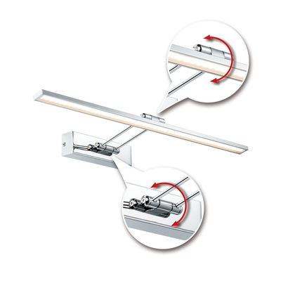 Chroomkleurige LED-kunstlicht met draaibare kop voor flexibele verlichting in woonruimtes.