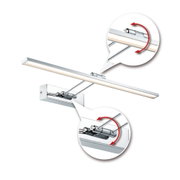 Chromfarbene LED-Bilderleuchte mit schwenkbarem Leuchtkopf für flexible Beleuchtung im Wohnbereich.