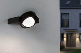 Zwarte buitenwandlamp met ronde witte diffuser gemonteerd op gevel voor moderne buitenverlichting
