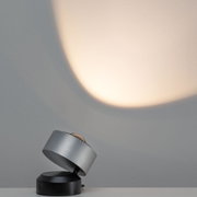 Nowoczesny reflektor LED z aluminium w kolorze srebrnym i czarnym z regulacją światła do domu