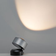 Moderne aluminium LED-spot in zilver en zwart met dimbaar licht voor woonruimtes