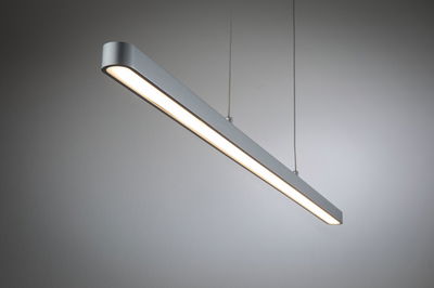 Moderne LED-Pendelleuchte aus silbernem Aluminium mit warmweißem Licht für Wohnräume