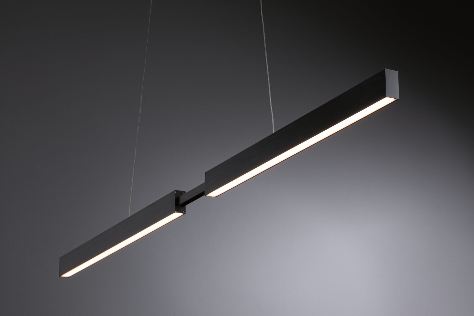 Zwarte metalen LED-hanglamp met warm wit licht voor moderne interieurs