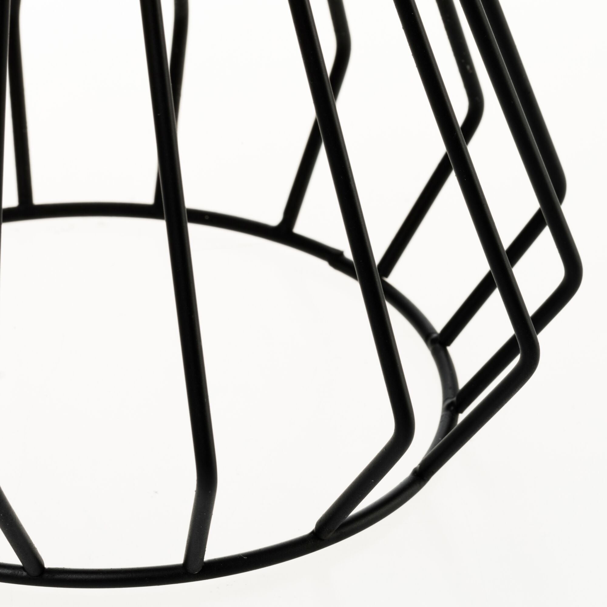 Panier en métal noir à design géométrique, idéal pour la décoration moderne et le rangement