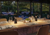 Moderner Esstisch mit schwarzen LED-Tischlampen aus Metall und Glas, stilvolle Ambientebeleuchtung