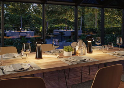 Moderner Esstisch mit schwarzen LED-Tischlampen aus Metall und Glas, stilvolle Ambientebeleuchtung