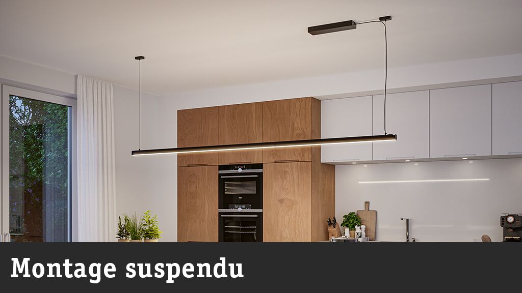 Suspension LED noire au-dessus d'une cuisine moderne avec meubles en bois et blanc, design minimaliste