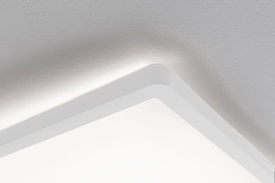 Eckige weiße Deckenleuchte mit abgerundeten Kanten und weichem Licht für moderne Innenräume