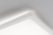 Plafonnier carré blanc aux bords arrondis avec lumière douce pour intérieurs modernes