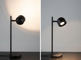 Moderner schwarzer LED-Tischstrahler aus Metall mit verstellbarem Kopf und warmweißem Licht für Wohnräume