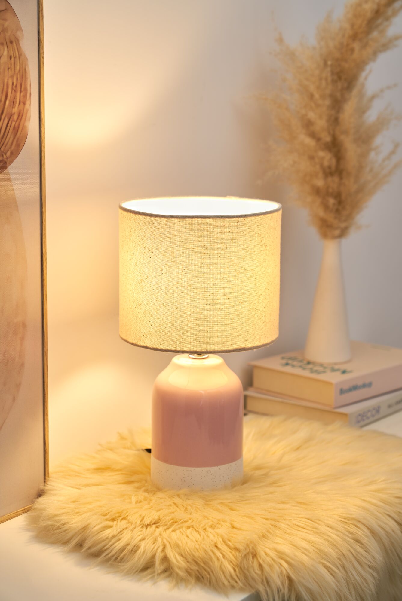 Keramik-Tischlampe in Rosa mit beigem Stoffschirm auf flauschigem Teppich für gemütliche Beleuchtung