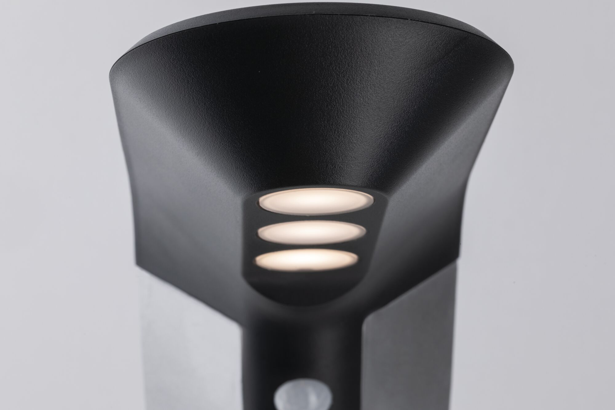 Schwarze LED-Außenwandleuchte mit drei warmweißen Leuchtpunkten aus Metall für Gartenbeleuchtung