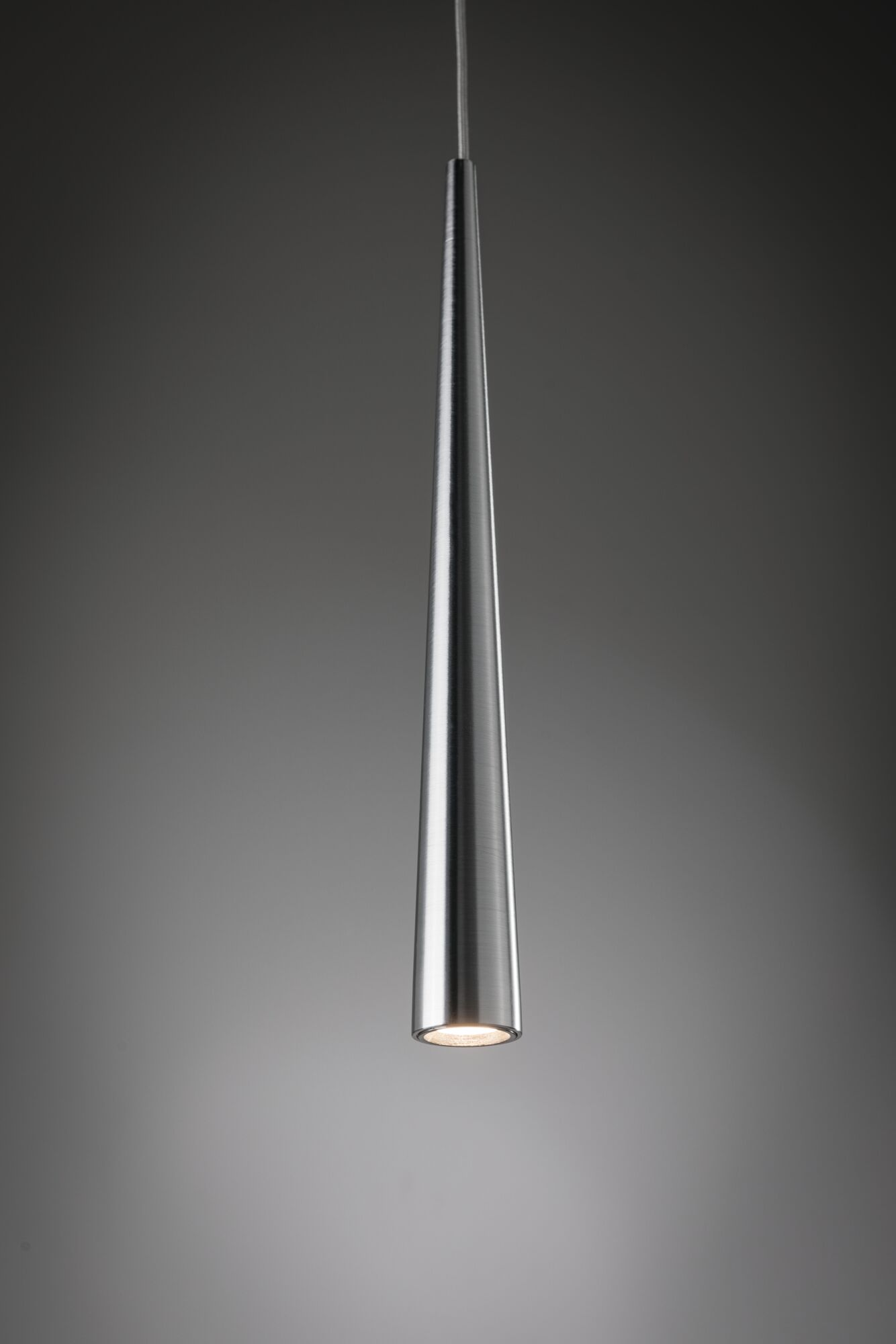 Schlanke Pendelleuchte aus gebürstetem Aluminium in Silber mit warmweißem LED-Licht für moderne Räume