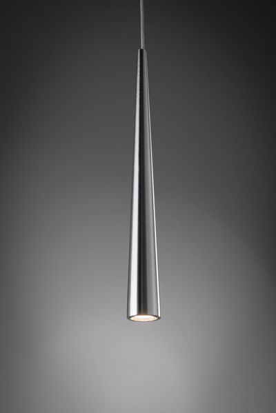 Schlanke Pendelleuchte aus gebürstetem Aluminium in Silber mit warmweißem LED-Licht für moderne Räume