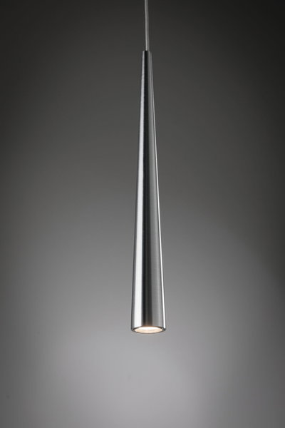 Schlanke Pendelleuchte aus gebürstetem Aluminium in Silber mit warmweißem LED-Licht für moderne Räume