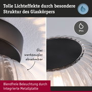 Nahaufnahme einer Glasleuchte mit strukturierter Oberfläche und integrierter Metallplatte für blendfreies Licht