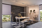 Moderner Essbereich mit weißem Tisch, gepolsterten Bänken und dimmbarer LED-Deckenleuchte in neutralem Design