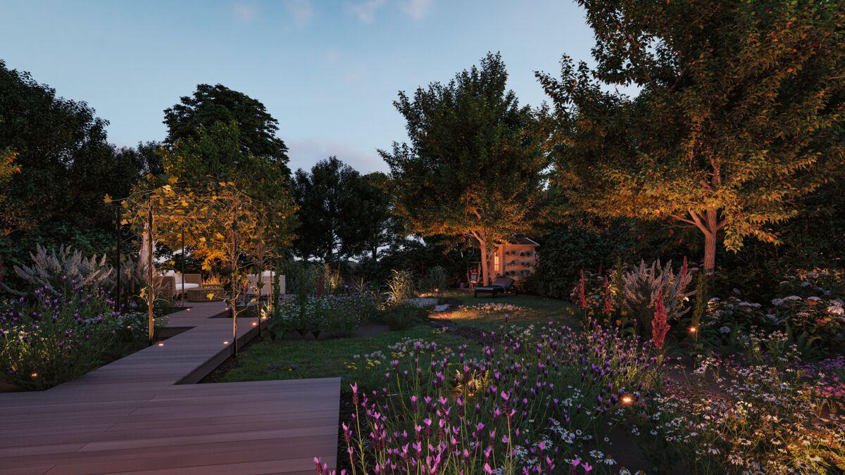 Have med varm hvid LED-belysning, træsti og blomstrende planter til insektvenlig udendørsbelysning