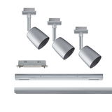 Tre sølvfarvede LED-spotlights med skinneadapter og to metalskinneprofiler til fleksibel belysning