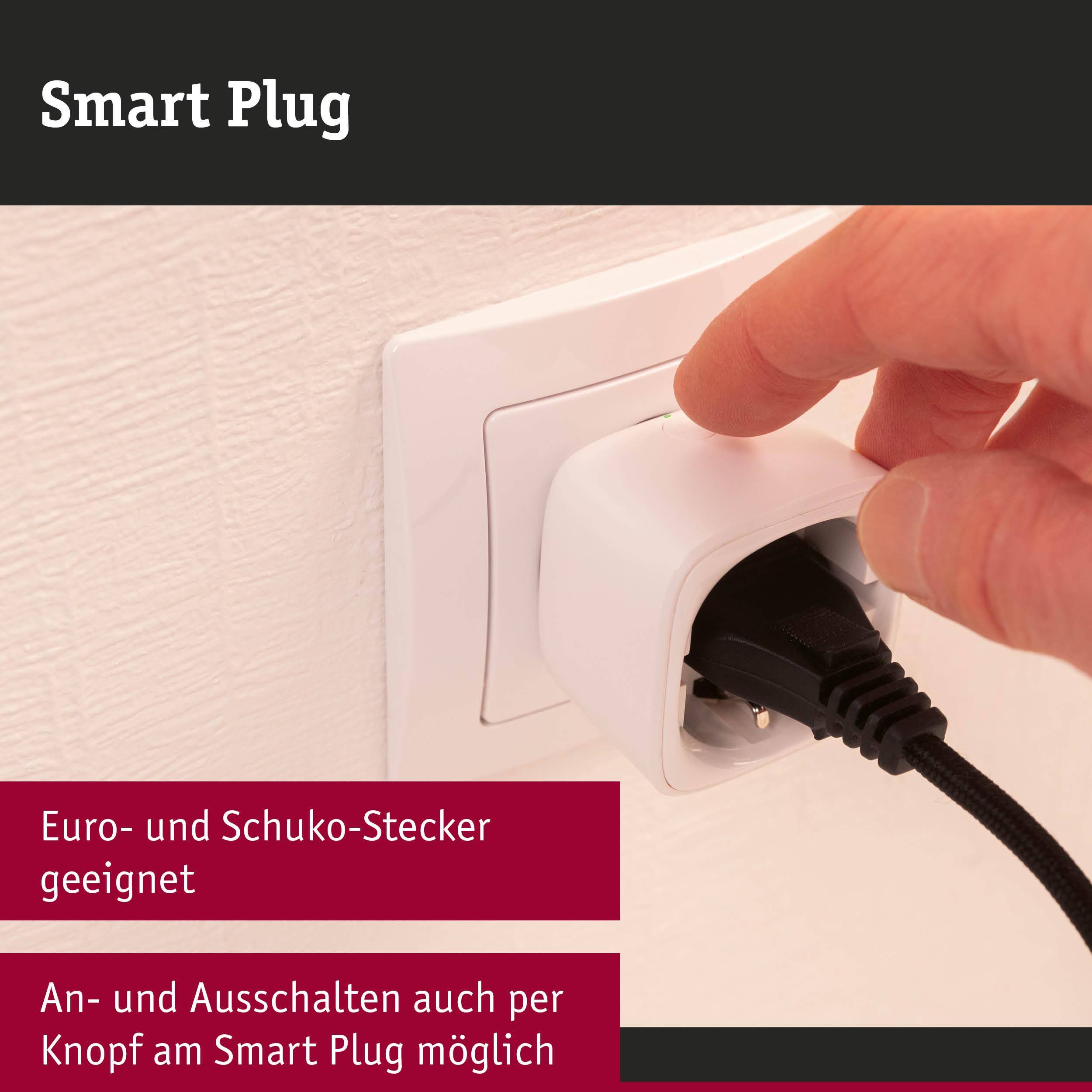 Weißer Smart Plug aus Kunststoff mit Knopf, an der Wandsteckdose mit schwarzem Kabel eingesteckt