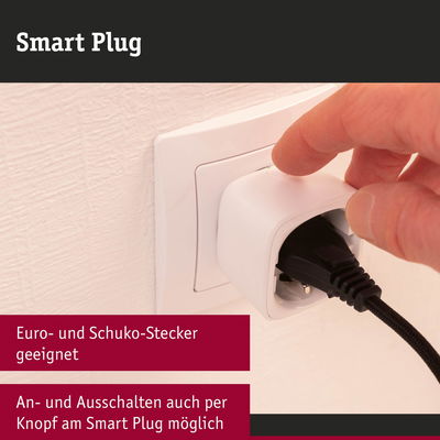 Weißer Smart Plug aus Kunststoff mit Knopf, an der Wandsteckdose mit schwarzem Kabel eingesteckt