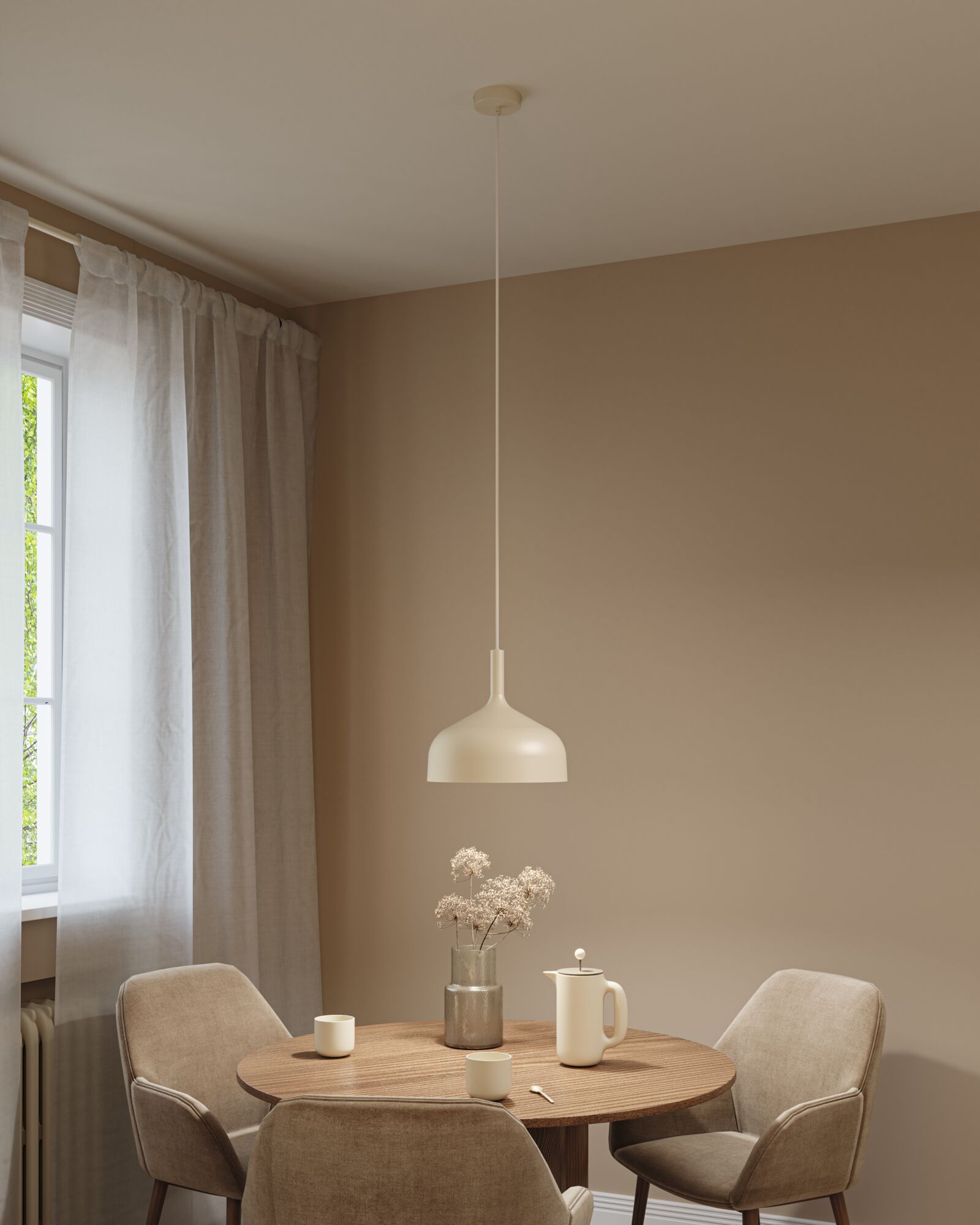 Beige Metall-Hängeleuchte über rundem Holztisch mit beigen Stühlen und Keramikgeschirr im Esszimmer