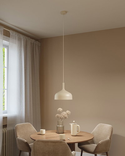 Beige Metall-Hängeleuchte über rundem Holztisch mit beigen Stühlen und Keramikgeschirr im Esszimmer
